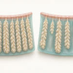 눈꺼풀 속에 길게 배열된 마이봄샘과 일부 샘이 짧아지거나 줄어든 상태를 나란히 표현한 의료 일러스트.
